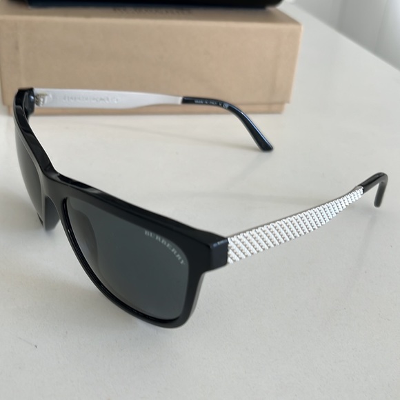Good condition used Black Burberry Sunglasses. - Picture 3 of 6